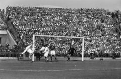 Magyarország, Népstadion, Budapest XIV., 1957. szeptember 22. Magyarország - Szovjetunió 1:2, barátságos válogatott labdarúgó-mérkőzés. Hidegkuti és Sándor elől ment a szovjet védelem., 1957, Faragó György, Budapest, labdarúgás, Fortepan #261940