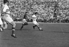 Magyarország, Népstadion, Budapest XIV., 1957. szeptember 22. Magyarország - Szovjetunió 1:2, barátságos válogatott labdarúgó-mérkőzés. A labdával Bozsik tőr előre., 1957, Faragó György, Budapest, híres ember, labdarúgás, Fortepan #261941