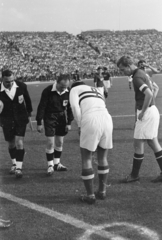 Magyarország, Népstadion, Budapest XIV., 1957. szeptember 22. Magyarország - Szovjetunió 1:2, barátságos válogatott labdarúgó-mérkőzés. Hidegkuti Nándor (9) és Igor Nettó csapatkapitányok figyelik a sorsoló francia Lequesne játékvezetőt., 1957, Faragó György, Budapest, híres ember, sportbíró, Fortepan #261943