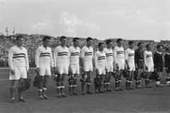 Magyarország, Népstadion, Budapest XIV., 1957. szeptember 22. Magyarország - Szovjetunió 1:2, barátságos válogatott labdarúgó-mérkőzés. A magyar csapat balról, Berendi Pál, Lenkei Sándor, Machos Ferenc, Bozsik József, Bundzsák Dezső, Sándor Károly, Sárosi László, Mátrai Sándor, Sipos Ferenc, Grosics Gyula, Hidegkuti Nándor., 1957, Faragó György, Budapest, virágcsokor, futballcsapat, sportoló, Fortepan #261947