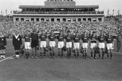 Magyarország, Népstadion, Budapest XIV., 1957. szeptember 22. Magyarország - Szovjetunió 1:2, barátságos válogatott labdarúgó-mérkőzés. A felvételen a szovjet csapat., 1957, Faragó György, Budapest, nézőtér, virágcsokor, cirill írás, futballcsapat, Fortepan #261948