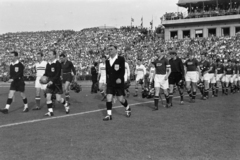 Magyarország, Népstadion, Budapest XIV., 1957. szeptember 22. Magyarország - Szovjetunió 1:2, barátságos válogatott labdarúgó-mérkőzés. A csapatok bevonulása a francia játékvezetői hármas vezetésével., 1957, Faragó György, Budapest, labdarúgás, sportbíró, Fortepan #261949