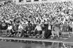 Magyarország, Népstadion, Budapest XIV., 1957. június 23. Magyarország - Bulgária 4:1, világbajnoki selejtező, válogatott labdarúgó-mérkőzés. A kispadon bal szélen Sándor Károly, középen címerrel a melegítőjén Szűcs Ernő gyúró, jobbról a második Schlosser Imre., 1957, Faragó György, Budapest, nézőtér, szurkoló, Fortepan #261959