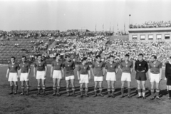 Magyarország, Népstadion, Budapest XIV., 1957. június 23. Magyarország - Bulgária 4:1, világbajnoki selejtező, válogatott labdarúgó-mérkőzés. A magyar csapat: Berendi Pál, Tóth II József, Várhidi Pál, Kárpáti Béla, Tichy Lajos, Tóth Mihály, Bozsik József, Machos Ferenc, Kotász Antal, Faragó Lajos, Hidegkuti Nándor., 1957, Faragó György, Budapest, híres ember, labdarúgás, Fortepan #261964