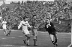 Magyarország, Népstadion, Budapest XIV., 1957. október 20., Vasas - Bp. Honvéd 2:1 (0:0), a Vasas középhátvédje Kontha Károly és a kapus Kovalik Ferenc., 1957, Faragó György, sport mez, nézőtér, futballcsapat, kapus, néző, labdarúgás, Budapest, Fortepan #261972