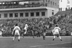 Magyarország, Népstadion, Budapest XIV., 1957. október 20., Vasas - Bp. Honvéd 2:1 (0:0)., 1957, Faragó György, focilabda, sport mez, stadion, nézőtér, futballcsapat, Budapest, Fortepan #261974