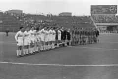 Magyarország, Népstadion, Budapest XIV., 1957. október 20., Vasas - Bp. Honvéd 2:1 (0:0). A kezdőcsapatok: Bp. Honvéd: Faragó — Töröcsík II, Solti. Dudás I — Bányai. Türőcsiik I — Budai 11. Mnohas, Tichy, Kotácz. Budai III., Vasas: Kovalik — Kárpáti, Kontha. Sárosi — Bundzsák, Beraudi — Haduly, Csordás, Szilágyi 1, Tatai, Lenkei., 1957, Faragó György, óra, focilabda, sport mez, stadion, futballcsapat, labdarúgás, eredményjelző, Budapest, Fortepan #261975