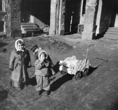 1961, Faragó György, yard, kids, shadow, baby carriage, Fortepan #262006