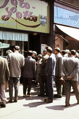 Magyarország, Budapest VI., Lottózó a Oktogon (November 7. tér) 4-es számú ház Teréz (Lenin) körút felőli oldalán., 1960, Faragó György, Budapest, színes, várakozás, háttal, Fortepan #262014