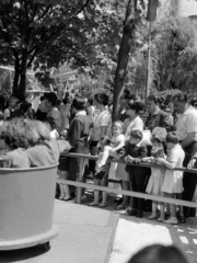 Magyarország, Városliget,Vidámpark, Budapest XIV., Kis vidámpark, Kis Kanyargó., 1960, Faragó György, vurstli, napszemüveg, vidámpark, ünneplő ruha, Budapest, Fortepan #262015