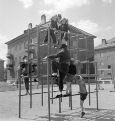 Magyarország, Budapest XIV., park a Laky Adolf utca és az Uzsoki utca között területen, háttérben a Laky Adolf utca 57. számú ház., 1962, Faragó György, játszótér, gyerekek, mászóka, Budapest, Fortepan #262024