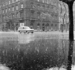 Magyarország, Budapest VI., Andrássy út (Népköztársaság útja) a Jókai térnél, szemben a Liszt Ferenc tér., 1966, Faragó György, Budapest, automobil, eső, sarokház, Skoda 1201, Fortepan #262034