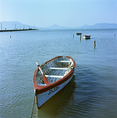 Magyarország,Balaton, Fonyód, kilátás a kikötőből a Balaton-felvidéki tanúhegyek felé., 1963, Faragó György, színes, csónak, Fortepan #262050