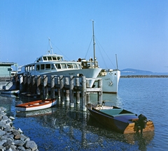 Magyarország,Balaton, Badacsonytomaj,Badacsony, a Hévíz vízibusz és Tünde motoros személyhajó a kikötőben. Távolban a túlparton Fonyód., 1963, Faragó György, hajóállomás, vízibusz, Tünde hajó, Fortepan #262054