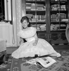 1961, Faragó György, fashion, bookcase, sitting on the ground, carpet, Fortepan #262057