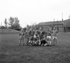 Hungary, Budapest XIX., Üllői út 280., Kistext pálya, jobbra a háttérben a Vörös Csillag Traktorgyár egyik épületének részlete látható., 1961, Faragó György, soccer team, sport jersey, Budapest, tableau, Fortepan #262060