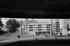 Magyarország, Tabán, Budapest I., Döbrentei tér, kilátás az Erzsébet híd lehajtója alól a Budavári Palota (korábban Királyi Palota) felé, középen az Alexandriai Szent Katalin-templom., 1965, Gyulai Gaál Krisztián, utcakép, templom, felüljáró, Budapest, Fortepan #262068