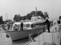 Magyarország,Balaton, Siófok, a Tihany vízibusz a kikötőben., 1962, Gyulai Gaál Krisztián, kerékpár, matróz, hajó, hajóállomás, kikötő, Fortepan #262078