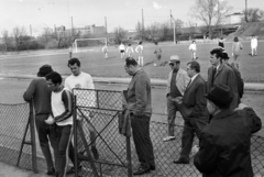 Magyarország, Népliget, Budapest X., az FTC edzőpályája, a kerítés kapujánál Rákosi Gyula, mögötte fehér szerelésben Albert Flórián., 1971, Gyulai Gaál Krisztián, Best of, Budapest, címer, kalap, kerítés, zsebredugott kéz, sport mez, futballpálya, orkánkabát, labdarúgás, méz, napszemüveg, futballcsapat, Fortepan #262083