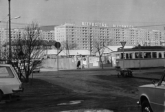 Magyarország, Óbuda, Budapest III., Pacsirtamező (Korvin Ottó) utca - Kiscelli utca kereszteződése. Háttérben a Szőlő utcai sávház (Faluház) és a Hármashatár-hegy, 1974, Gyulai Gaál Krisztián, középület, villamos, Trabant 601, Budapest, Fortepan #262084