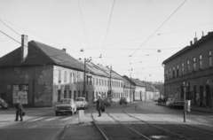 Magyarország, Óbuda, Budapest III., Bécsi út, balra a Nagyszombat utca. A sarkon a Bécsi út 85. szám alatt az Iskolabútor- és Sportszergyár II. sz. telepe., 1977, Gyulai Gaál Krisztián, sínpálya, rendszám, Budapest, Fortepan #262095