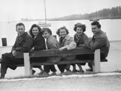 Hungary, Balatonfüred, kikötő., 1955, Gyulai Gaál Krisztián, bench, companionship, fun, fir trees, youth, mooring bollard, sailboat, height chart, looking back, Fortepan #262105