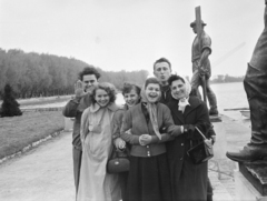 Hungary, Balatonfüred, parti sétány, a Révész és a Halász szobra (Pásztor János, 1941.)., 1955, Gyulai Gaál Krisztián, smile, paddle, sculpture, tableau, fun, youth, companionship, Fortepan #262107