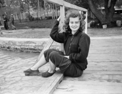 1955, Gyulai Gaál Krisztián, smile, sitting on the ground, sweater, lady, pier, Fortepan #262109