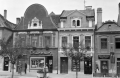 Hungary, Kőszeg, Fő (Köztársaság) tér., 1979, Gyulai Gaál Krisztián, clockmaker, sweets, candy store, book store, Fortepan #262112