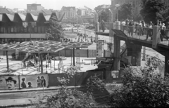 Magyarország, Budapest II.,Budapest I.,Budapest XII., Széll Kálmán (Moszkva) tér a Széna tér felé nézve, jobbra a Vérmező út házsora., 1977, Gyulai Gaál Krisztián, filmplakát, villamos, felüljáró, Budapest, Fortepan #262133