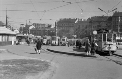 Magyarország, Budapest II., Széll Kálmán (Moszkva) tér, jobbra a villamos mögött a metróállomás csarnokának építési területe, háttérben a Vérmező út házsora., 1972, Gyulai Gaál Krisztián, Budapest, villamos, villamosmegálló, viszonylattábla, viszonylatszám, Fortepan #262151