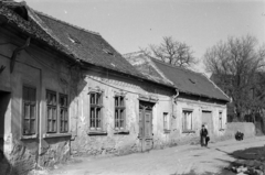 Magyarország, Óbuda, Budapest III., Föld utca, a felvétel a bontásra váró 13-as számú ház kapuja előtt készült., 1972, Gyulai Gaál Krisztián, épületbontás, Budapest, Fortepan #262158