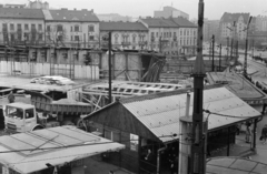 Magyarország, Budapest II., Széll Kálmán (Moszkva) tér a Széna tér felé nézve. Az ideiglenes bérletpénztár mögött a metróállomás csarnokának építési területe., 1972, Gyulai Gaál Krisztián, Budapest, Fortepan #262160