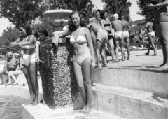 Hungary, Margit Islands, Budapest, Palatinus strandfürdő., 1949, Gyulai Gaál Krisztián, summer, beach, women, bathing suit, Fortepan #262169