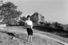 Hungary, Budapest I., a felvétel a Fehérvári rondella előtt készült, háttérben a József főhercegi palota romja., 1961, Gyulai Gaál Krisztián, headscarf, ruins, damaged building, Budapest, female figure, Fortepan #262175