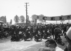 Magyarország,Balaton, Tihany, a Bp. Építők nemzetközi, egyben bajnoki motorversenye 1959. szeptember 6-án., 1959, Gyulai Gaál Krisztián, motorverseny, leselkedő, leleményes, MHSZ, rajtszám, bukósisak, Fortepan #262193