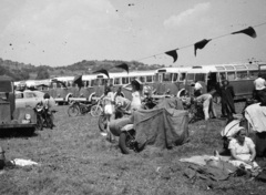 Magyarország,Balaton, Tihany, a Bp. Építők nemzetközi, egyben bajnoki motorversenye 1959. szeptember 6-án., 1959, Gyulai Gaál Krisztián, motorkerékpár, rendszám, oldalkocsis motorkerékpár, fésülködés, Ikarus-márka, Fortepan #262196