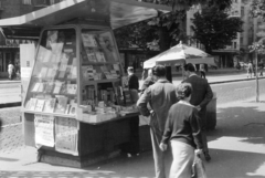 Magyarország, Budapest XI., az Ünnepi könyvhét kiadványait árusító pavilon a Bartók Béla út 51. számú ház előtt., 1967, Gyulai Gaál Krisztián, Budapest, pavilon, könyvvásár, napernyő, Fortepan #262213