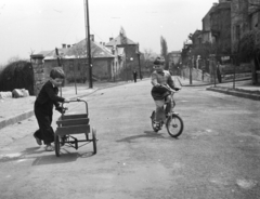 Magyarország, Budapest XII., Ráth György utca, a felvétel az 58-as számú ház előtt készült. Jobbra a Csaba utca torkolata., 1954, Gyulai Gaál Krisztián, kerékpár, tricikli, gyerekek, Budapest, Fortepan #262216