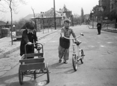 Magyarország, Budapest XII., Ráth György utca, a felvétel az 58-as számú ház előtt készült. Jobbra a Csaba utca torkolata., 1954, Gyulai Gaál Krisztián, kerékpár, tricikli, gyerekek, Budapest, Fortepan #262217