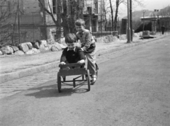 Magyarország, Budapest XII., Ráth György utca, a felvétel az 58-as számú ház előtt készült. Háttérben a 21-es számú ház látható., 1954, Gyulai Gaál Krisztián, tricikli, gyerekek, Budapest, Fortepan #262222