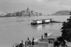 Magyarország, Budapest II., kilátás a Margit híd budai hídfőjétőt a Parlament felé. A budai alsó rakpart a Bem József téri hajóállomásnál árvíz idején., 1965, Gyulai Gaál Krisztián, Budapest, Fortepan #262228