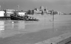 Magyarország, Budapest II., a budai alsó rakpart a Bem József téri hajóállomásnál árvíz idején, háttérben a Parlament, 1965, Gyulai Gaál Krisztián, rakpart, Budapest, Fortepan #262230