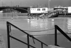 Magyarország, Budapest II., a budai alsó rakpart a Bem József téri hajóállomásnál árvíz idején, háttérben a Margit híd., 1965, Gyulai Gaál Krisztián, Budapest, Fortepan #262231