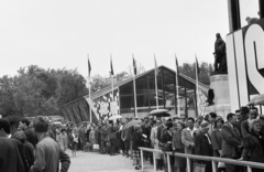 Magyarország, Városliget,Budapesti Nemzetközi Vásár, Budapest XIV., sorban állók George Washington szobra (Bezerédi Gyula, 1906.) és az Amerikai Egyesült Államok pavilonja előtt., 1965, Gyulai Gaál Krisztián, nemzetközi vásár, Budapest, Fortepan #262234