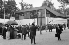 Magyarország, Városliget,Budapesti Nemzetközi Vásár, Budapest XIV., sorban állók George Washington szobra (Bezerédi Gyula, 1906.) és az Amerikai Egyesült Államok pavilonja előtt., 1965, Gyulai Gaál Krisztián, nemzetközi vásár, Budapest, Fortepan #262235