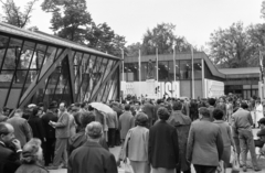 Magyarország, Városliget,Budapesti Nemzetközi Vásár, Budapest XIV., sorban állók George Washington szobra (Bezerédi Gyula, 1906.) és az Amerikai Egyesült Államok pavilonja előtt., 1965, Gyulai Gaál Krisztián, Budapest, Fortepan #262236