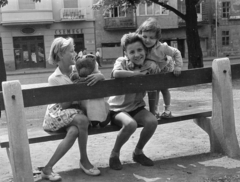 Hungary, Budapest I., Vérmező, háttérben a Krisztina körút 53., 51., 49. számú házak., 1961, Gyulai Gaál Krisztián, grocery store, kids, bench, smile, teddy bear, Közért Company, Budapest, Fortepan #262257