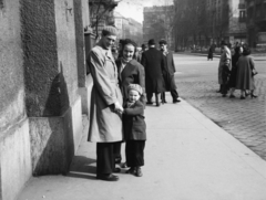 Hungary, Budapest VI., a felvétel a Jókai téren készült, a távolban a Király (Majakovszkij) utca - Kertész utca kereszteződése látható. Gyulai Gaál János zeneszerző és családja., 1949, Gyulai Gaál Krisztián, trench coat, family, Budapest, pedestrian, beret, Fortepan #262268