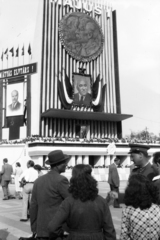 Magyarország, Budapest XIV., Hősök tere, május 1-i ünnepség dísztribünje., 1952, Gyulai Gaál Krisztián, Lenin-ábrázolás, Sztálin ábrázolás, kalap, május 1, dekoráció, kommunizmus, Rákosi Mátyás-ábrázolás, Budapest, felvonulás, járókelő, Fortepan #262270